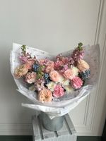 Букет из кустовых пионовидных роз, окипеталума, маттиолы, диантусов и хризантемы