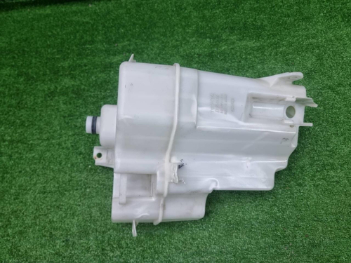 Бачок омывателя Toyota RAV4 4 CA40 (2012-2019)