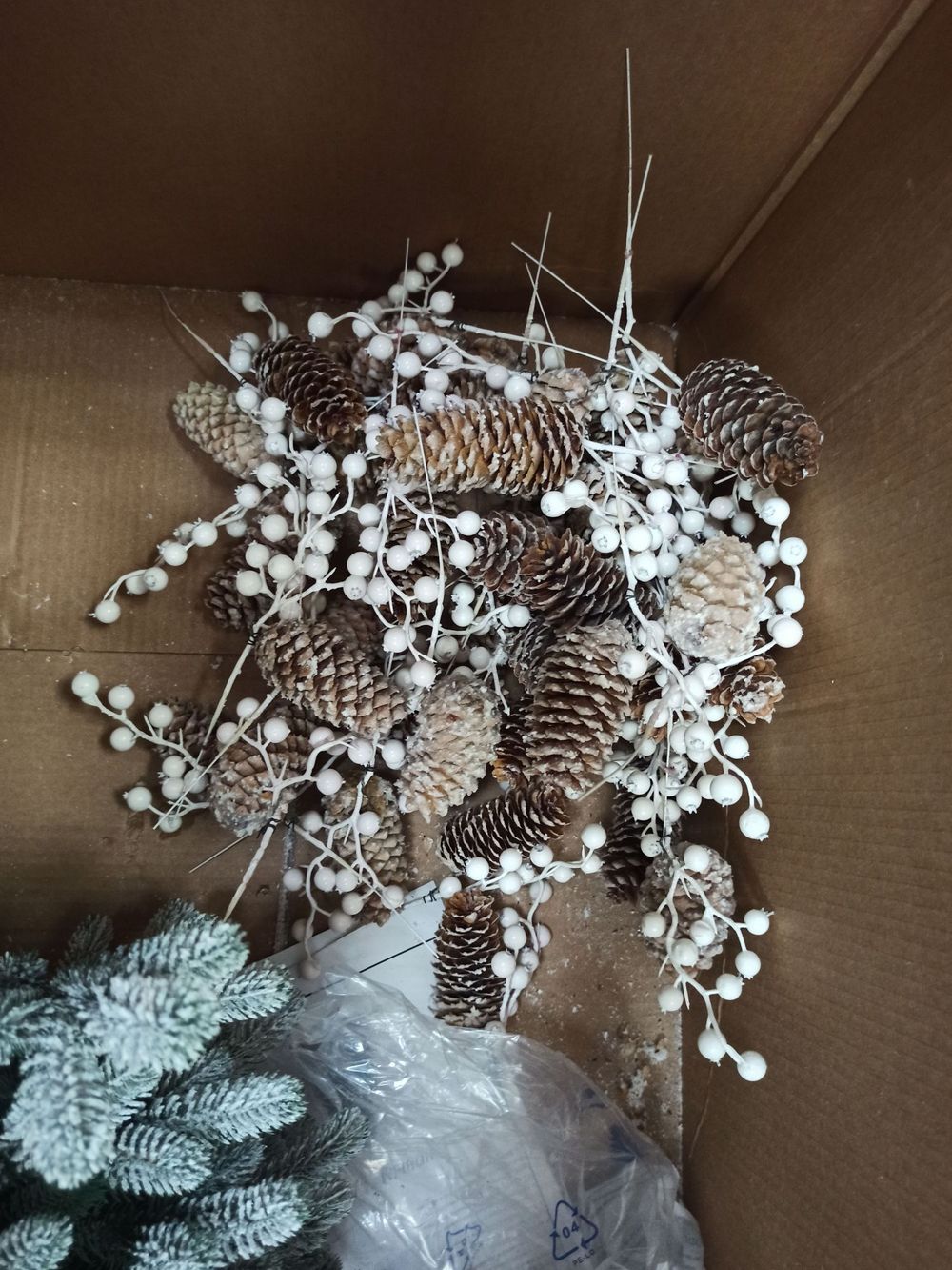 Заснеженная ель с шишками «Амелия» (Литая хвоя) от 1,2 м до 2,4 м