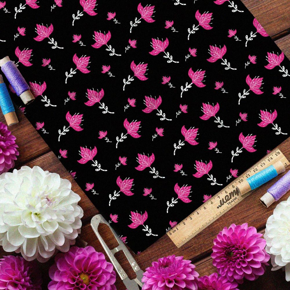 Ткань атлас мелкие яркие цветы на чёрном фоне