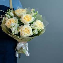 Светлый букет с пион. розой и лизиантусом