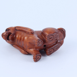 Нэцкэ Собака сидит с длинными ушами