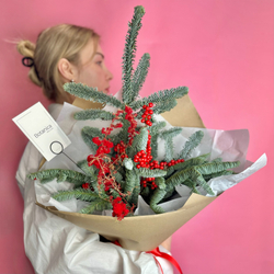 Букет с нобилисом , илексом и сухоцветами 111220251