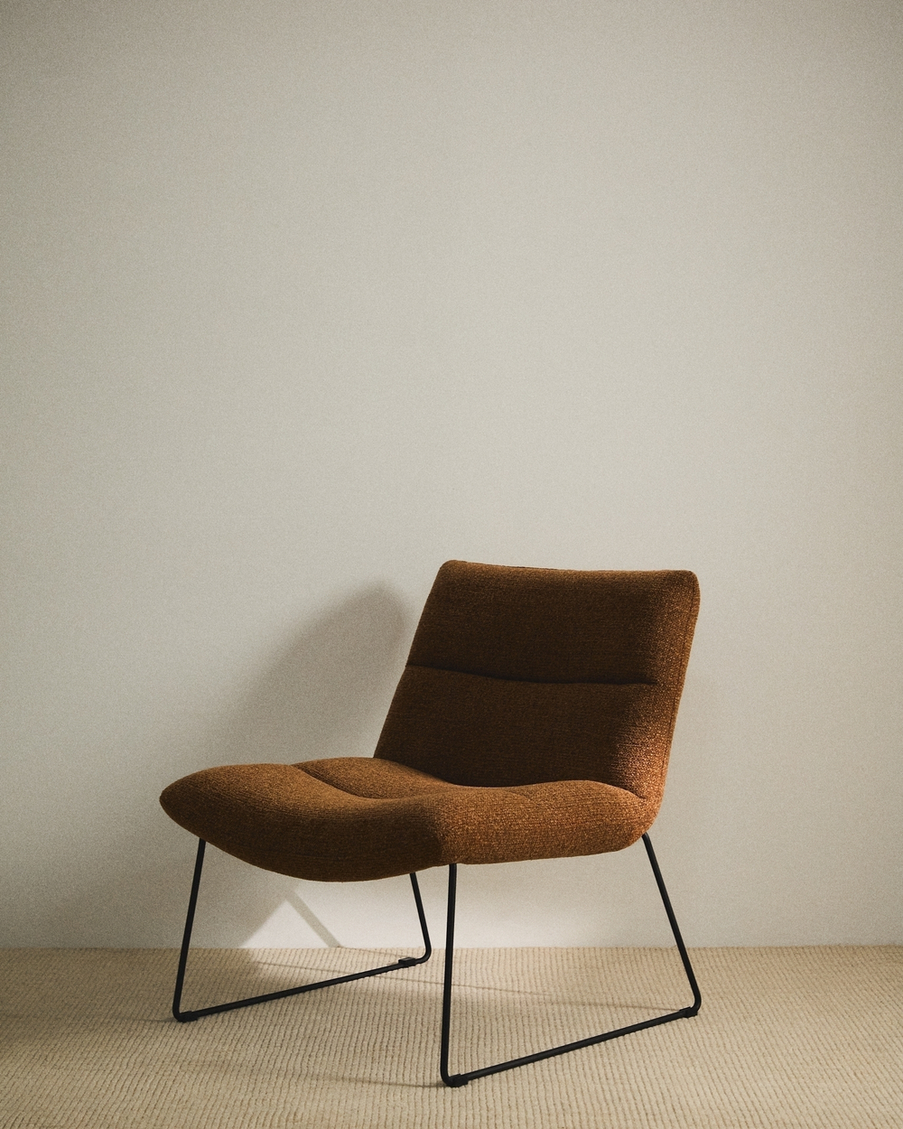 Кресло Asen из терракотового шенилла с черными стальными ножками