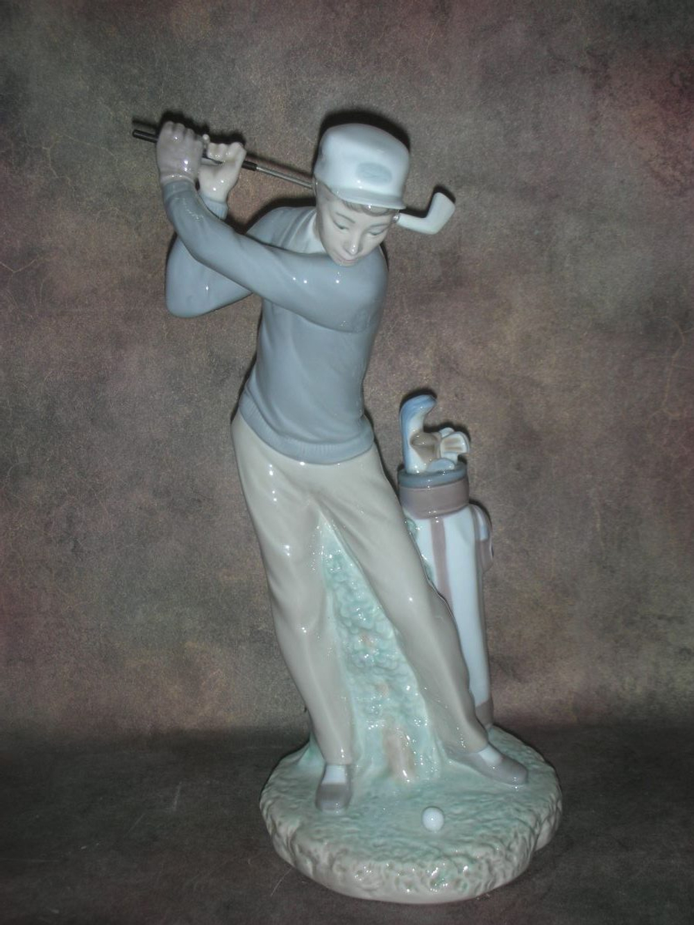 Статуэтка. Фарфор. Гольфист. Lladro. Испания