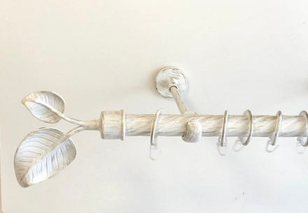 Карниз кованый витой для штор Ост Вяз d 25 однорядный, цвет белое золото