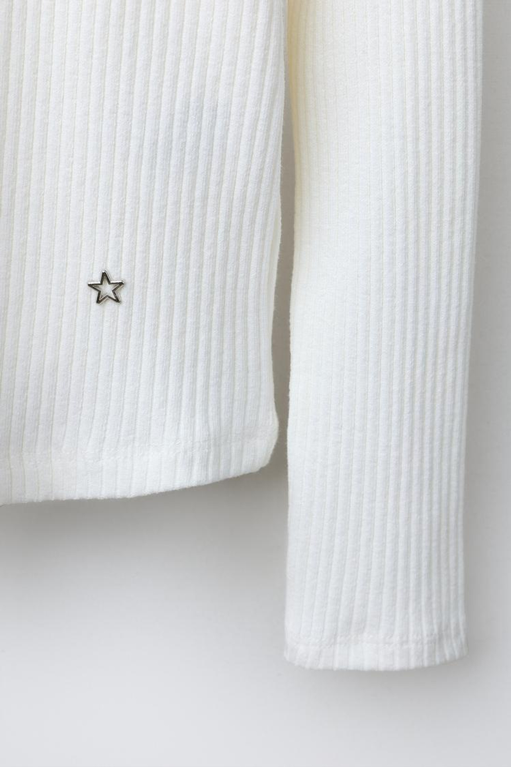 ZARA ФУТБОЛКА В РУБЧИК С ВОРОТНИКОМ-СТОЙКОЙ И ЗАКЛЕПКАМИ, ЭКРЮ