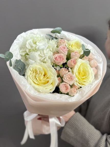 Авторский букет с ароматными сливочными розами