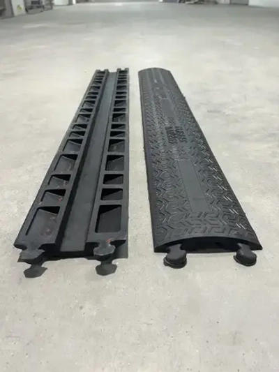 Гибкий кабель-канал для проводов (кабельный трап, капа) резиновый, черный, напольный, 1 канал 39*15 мм., 1000мм*140мм*25мм