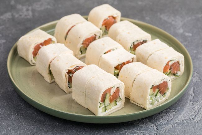 Тортилья со слабосоленой семгой и зеленью, 16 шт.