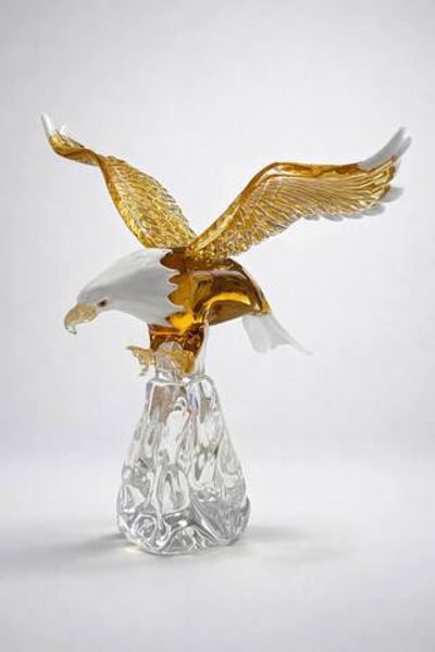 Орел Янтарный на пьедестале