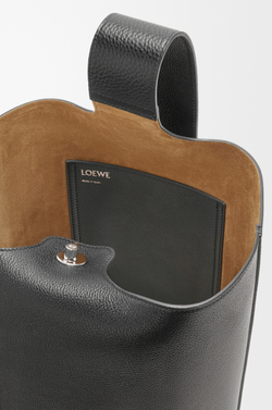 Loewe Большая сумка-ведро Pebble в мягкой зернистой телячьей коже, черный