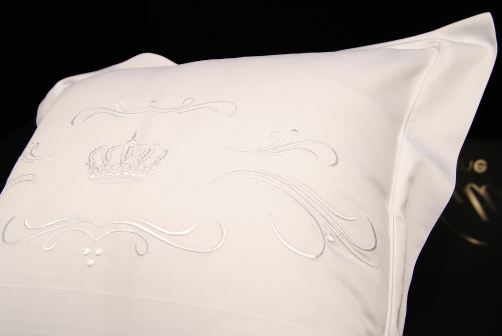 Наволочка 50х75 Christian Fischbacher Luxury Nights Crown 709 белая Швейцария