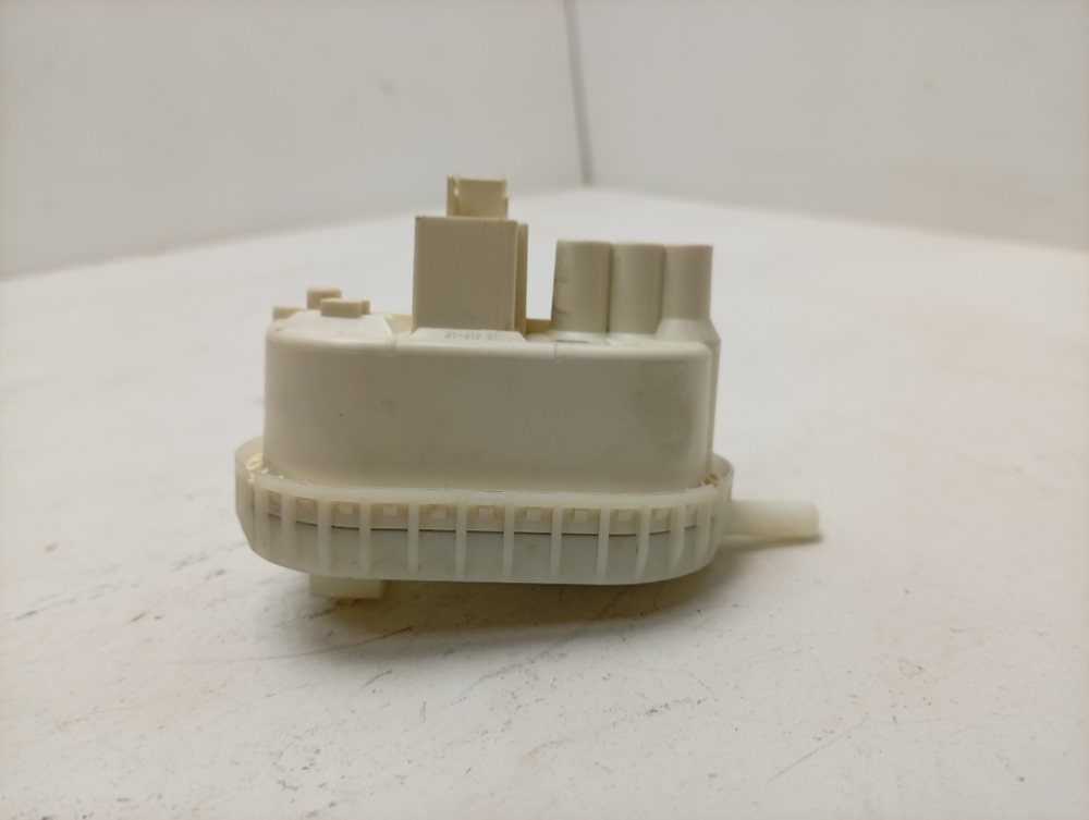 WLF24271CE/02 кт31 Датчик уровня воды (прессостат) стиральной машины Bosch 9000188245 б/у