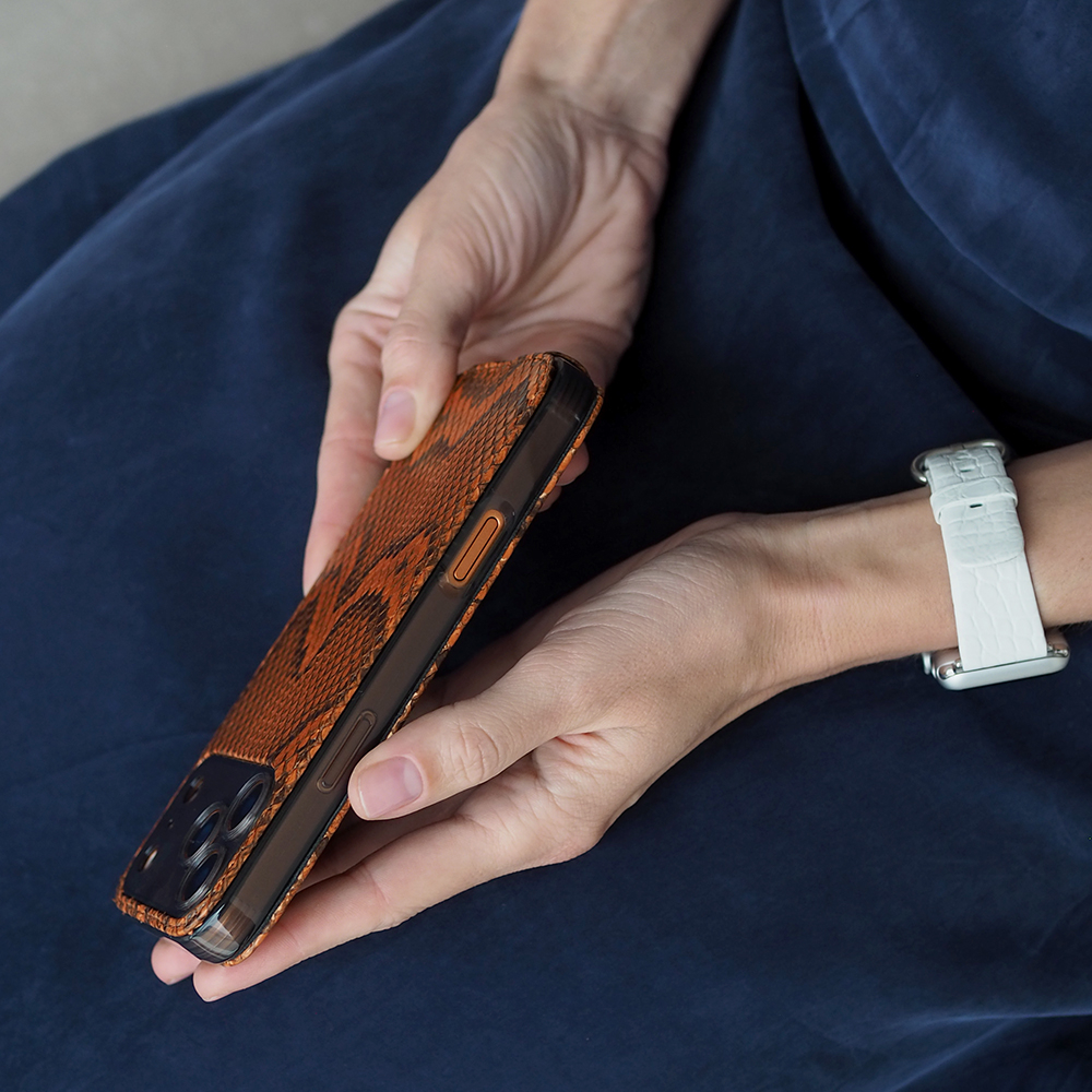 Чехол для iPhone 17 Pro Max кожаный, питон цвета коньяк