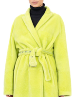 Женское салатовое пальто из овчины с поясом