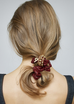 Кожаная резинка бордового цвета