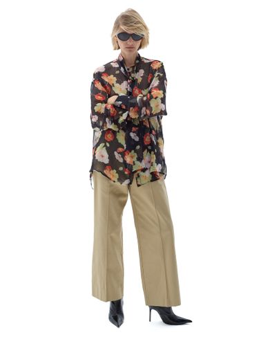 Шифоновая блузка в цветах с воротником-аскот