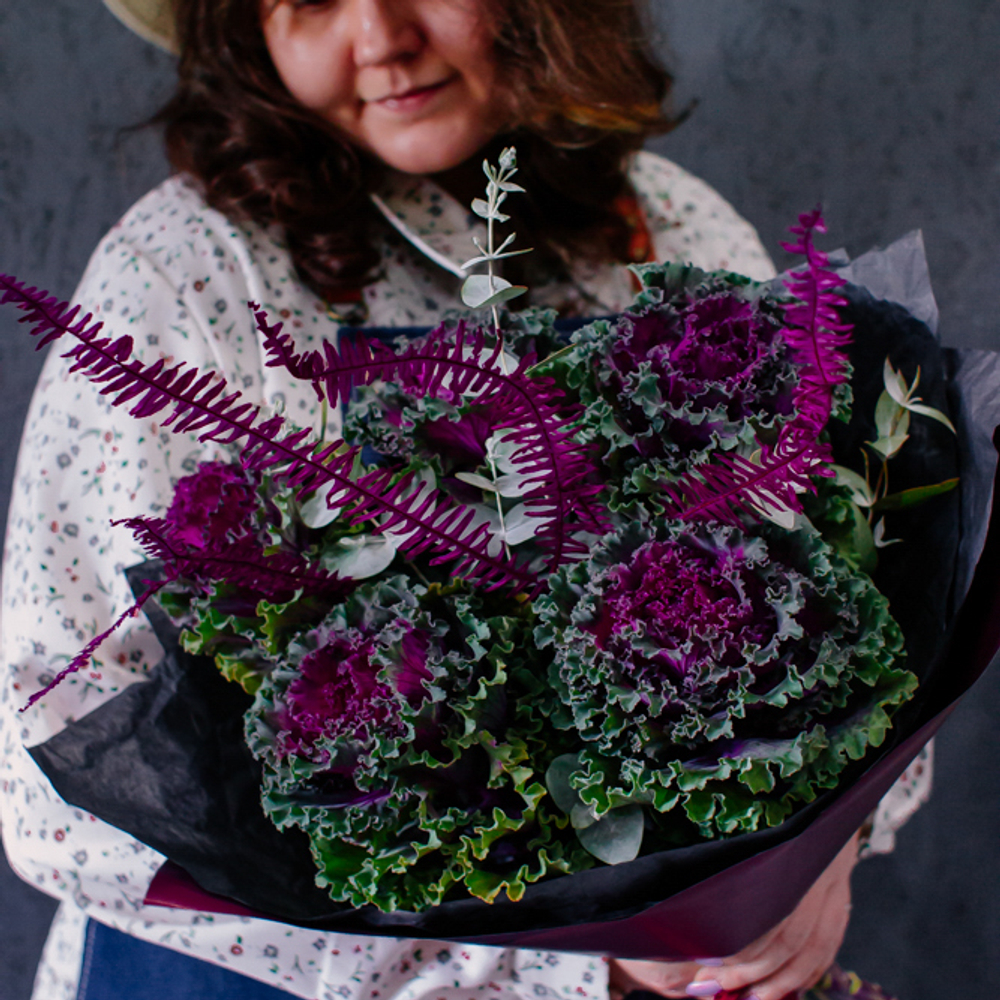 54. Дерзкий насыщенный букет с брассикой