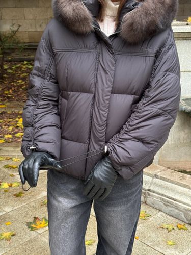 Короткий черный пуховик с затяжками на рукавах