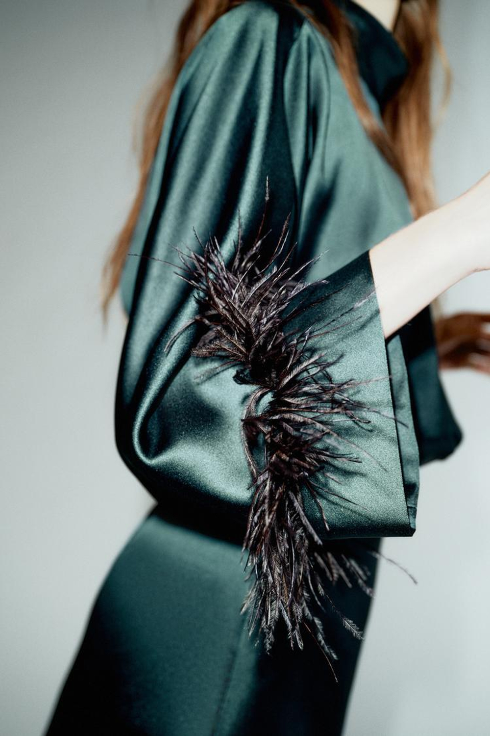 ZARA КОРОТКОЕ АТЛАСНОЕ ПЛАТЬЕ С ПЕРЬЯМИ, ТЕМНО-ЗЕЛЕНЫЙ