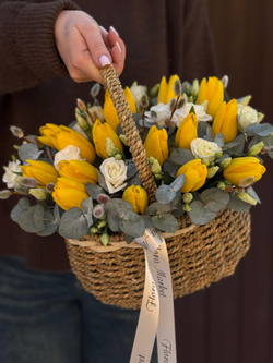 Весенняя корейская корзина из желтых тюльпанов, нежного лизиантуса и эвкалипта от Флора Маркет