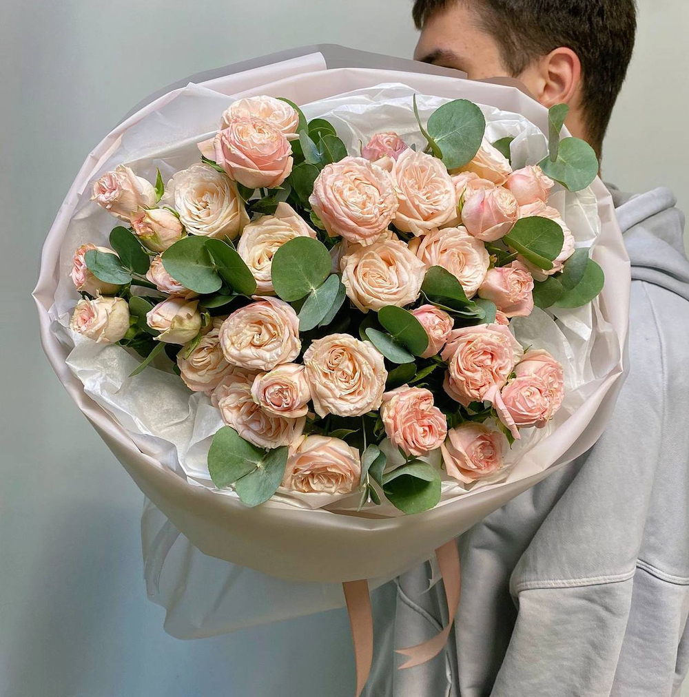 Букет из 9 кустовых пионовидных роз и эвкалипта в упаковке