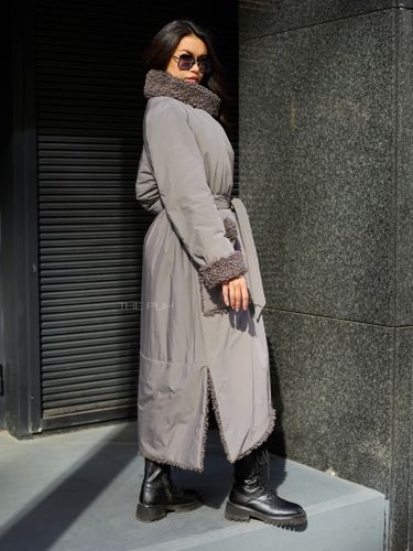 Утепленное серое пальто с эко-мехом