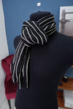 Шарф в черно-белую полоску