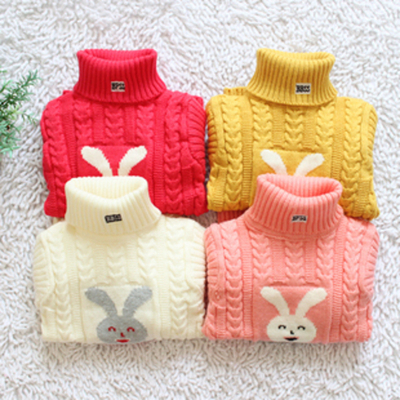 Свитер с изображениями зайца и медведя