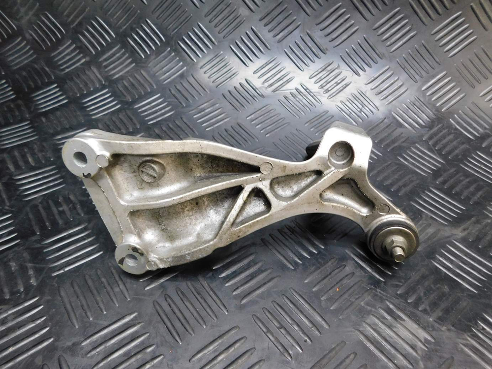 Подножка пассажирская левая Suzuki GSX1300R Hayabusa 99-2007 (с кронштейном)