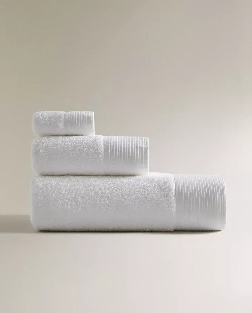 ZARA HOME БАННОЕ ПОЛОТЕНЦЕ С АППЛИКАЦИЕЙ В ФОРМЕ ПОЛОСЫ ТКАНИ, БЕЛЫЙ