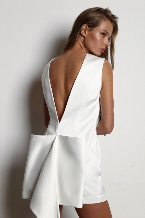 Платье мини с бантом молочное