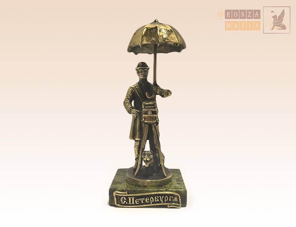 фигурка Петербургский фотограф на змеевике