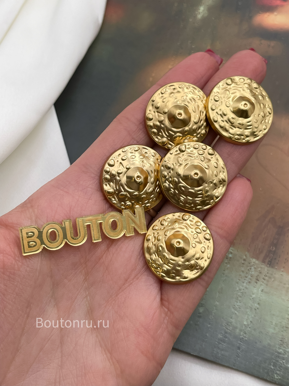 Пуговицы Скиап. теплое матовое золото с рельефными деталями круглые