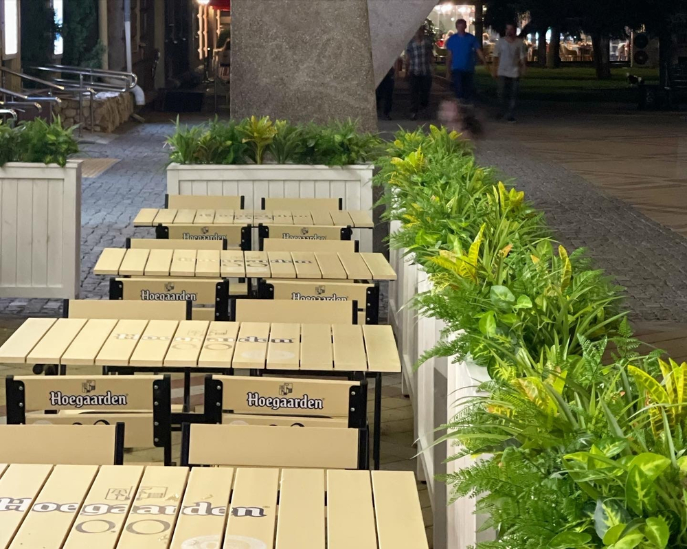 Озеленение дивайдеров искусственными растениями.