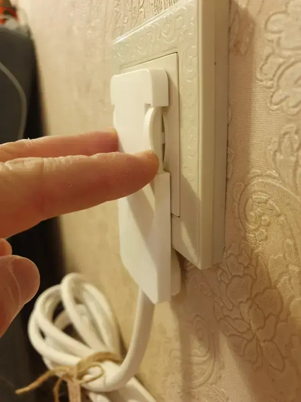 Удлинитель электрический с выключателем плоской потайной вилкой невидимкой (за шкаф) 3 розетки 1.5 метра