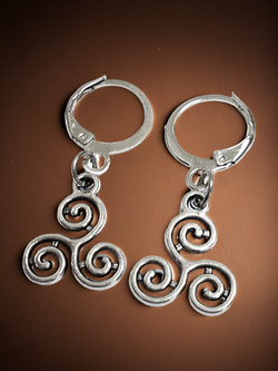 Серьги кольца с подвеской "Трискель" (13х13мм) для пирсинга ушей. Бижутерия.