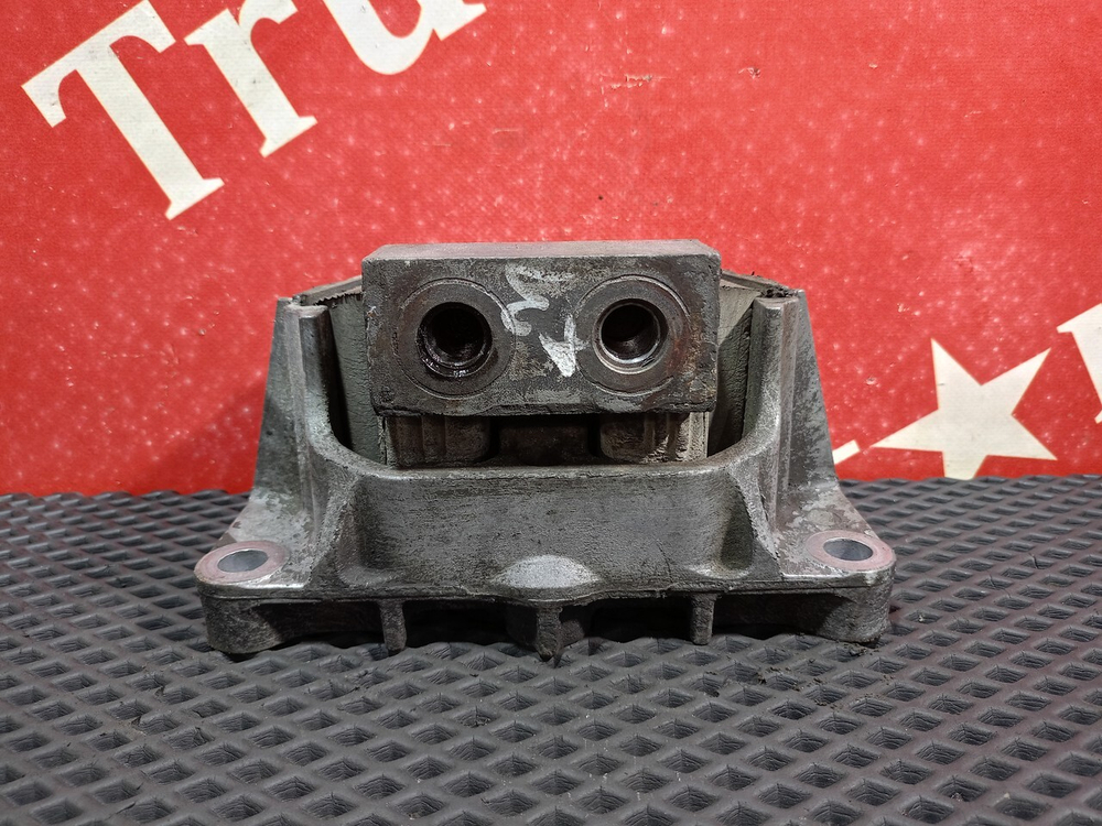 Подушка двигателя