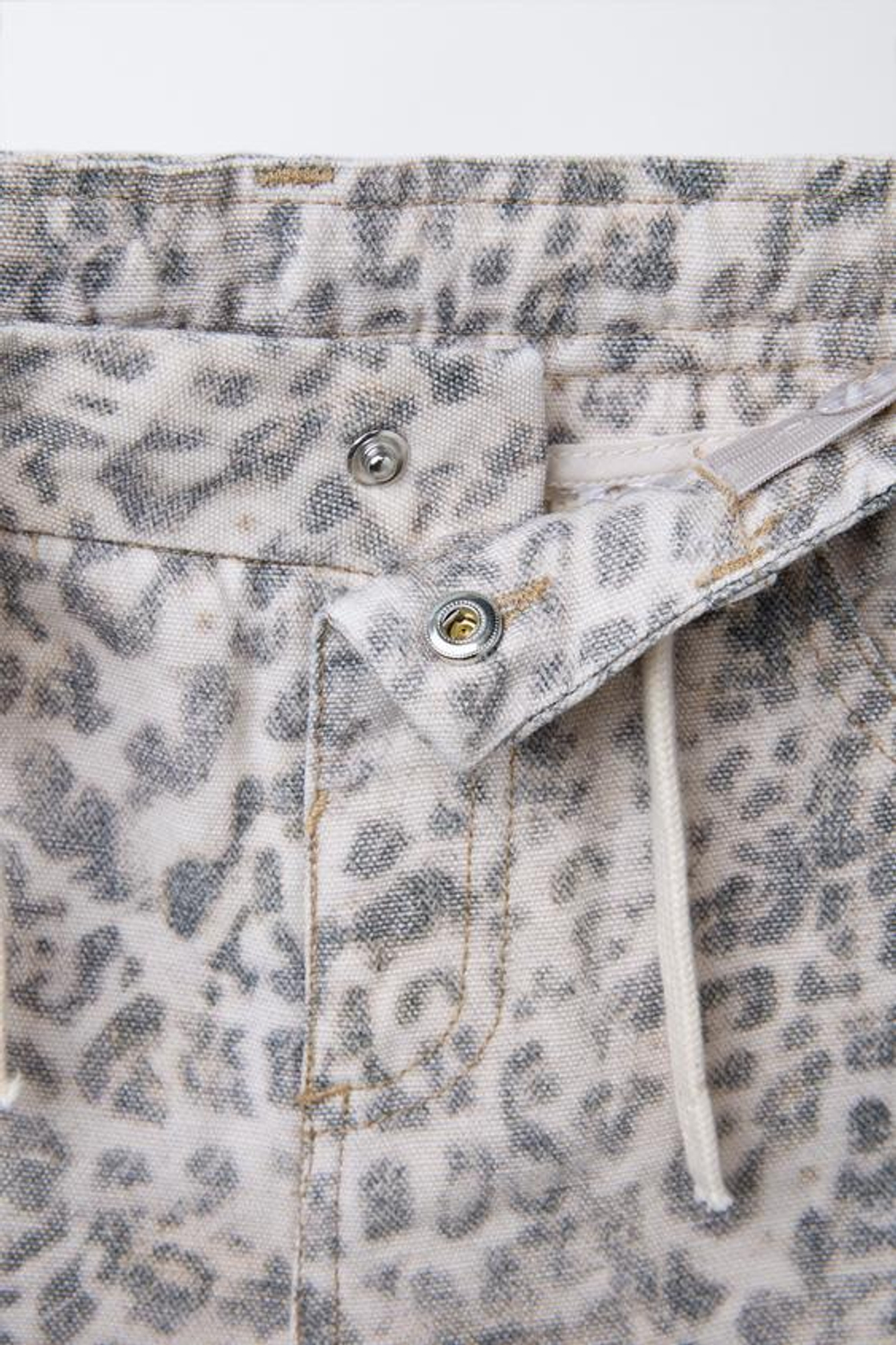 ZARA БРЮКИ ИЗ ТВИЛА С АНИМАЛИСТИЧЕСКИМ ПРИНТОМ, ЛЕОПАРДОВЫЙ/СЕРЫЙ