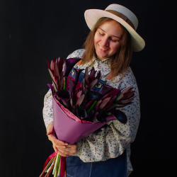 46. Насыщенный дуо-букет с каллами и леукондендронами