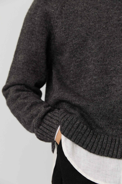 Свитер с горлом из шерсти темно-серого цвета