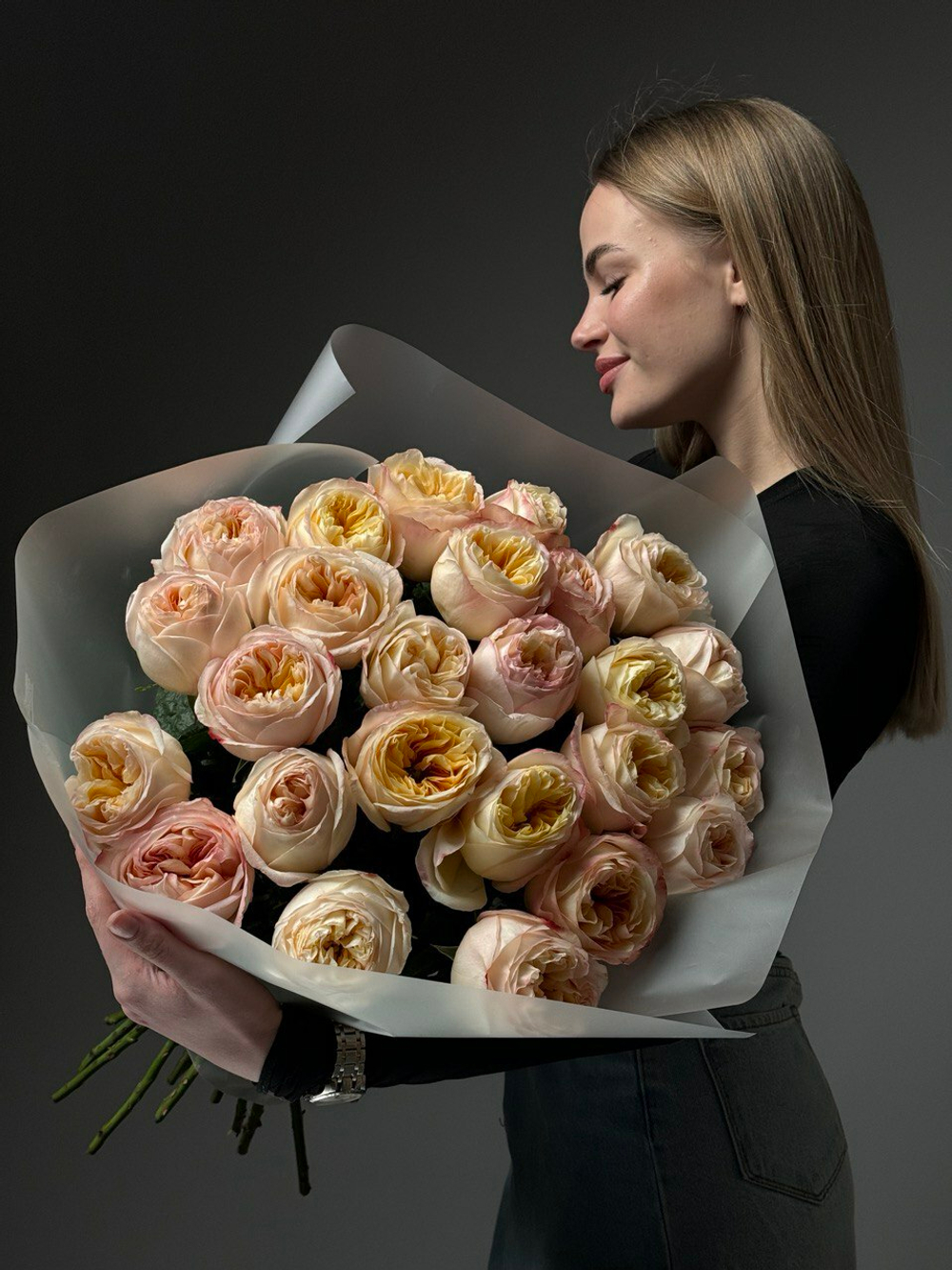 Букет из 25 кремовых пионовидных роз в упаковке