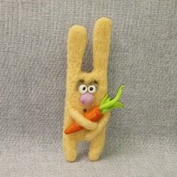 Авторская брошь Зайка с морковкой