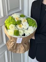 Букет из гортензии, кустовых пионовидных роз, хризантемы и диантусов