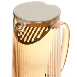 Кувшин стеклянный 1200мл «Орфей» с пластиковой крышкой и ситом, золотой