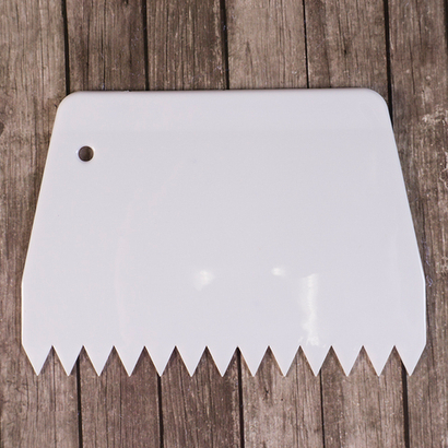 Шпатель зубчатый 13,5*9,5 см пластик