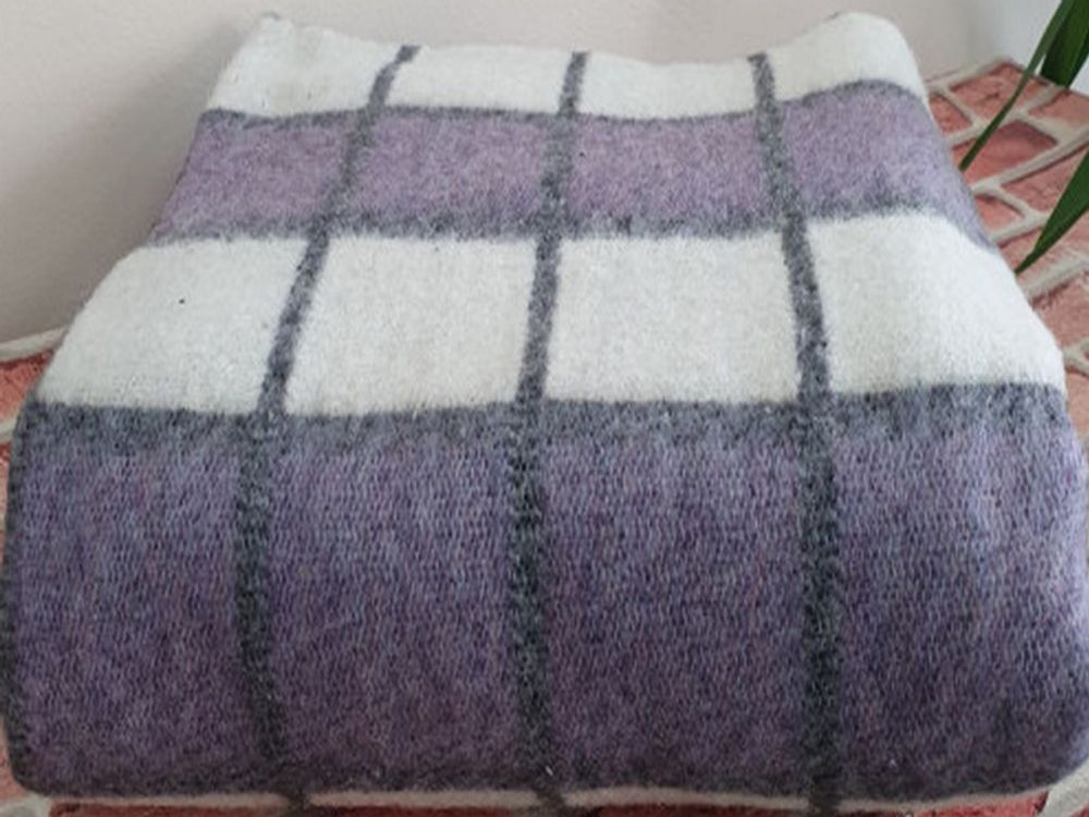 Одеяло полушерстяное "ВВ. БЕЛО-СЕРО-СИРЕНЕВАЯ КЛЕТКА-4" ОПШ-1, 50% шерсть, плотность 400 г/м2, Россия.