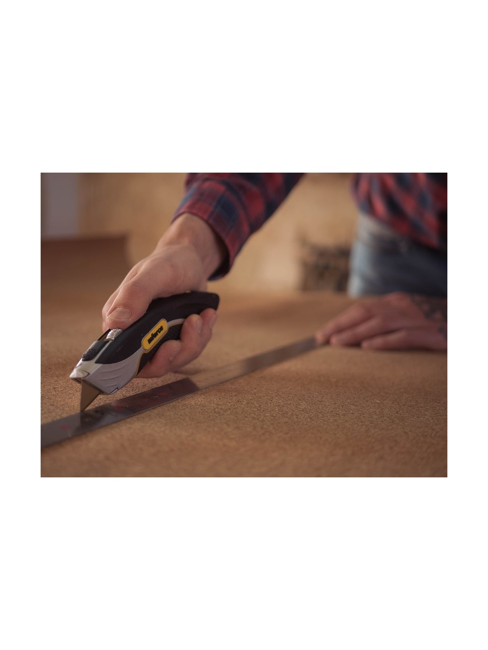 Трапециевидный нож с лезвиями двух видов Inforce 06-02-08