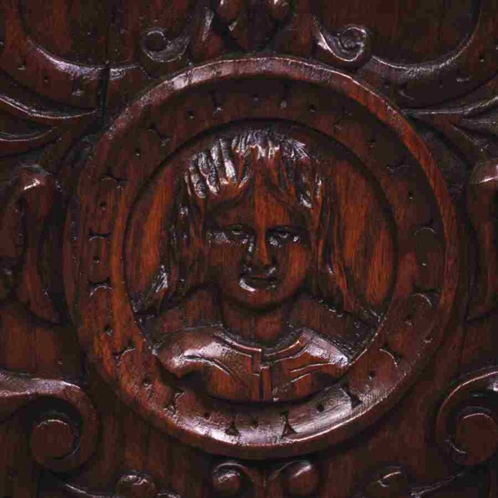 Резная скамья в Рыцарском стиле